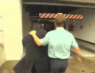 Dr. Thomas B.auf der Flucht vor den Medien. Cornelia hatte er alle Chancen zum Weiterleben genommen.